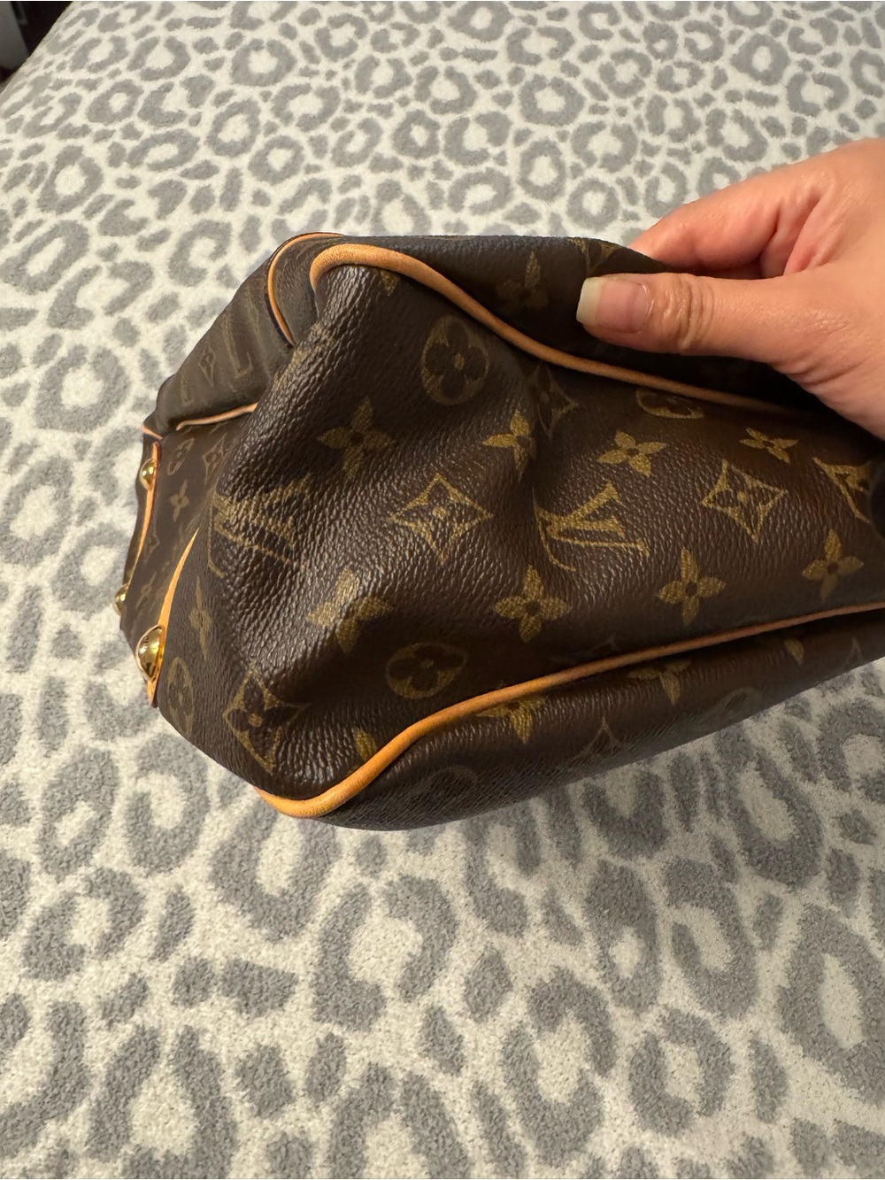 Louis Vuitton Galliera PM Monogram Shoulder Bag - Picture 4 of 13